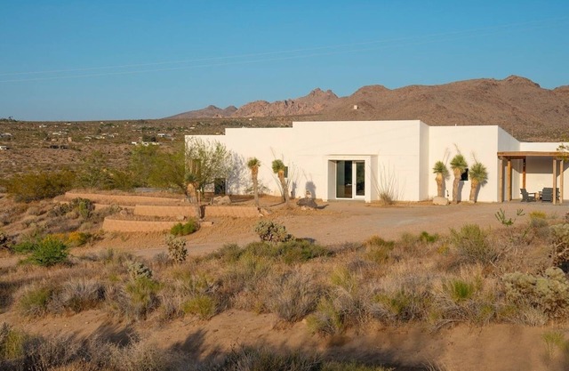 Experience Desert Serenity: Gateway to Joshua Tree