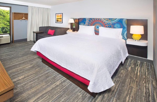 Experience Historical Annapolis + Complimentary Breakfast! Outdoor Pool!