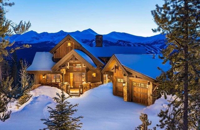 Experience luxury at Three Sisters Lookout with stunning mountain views!