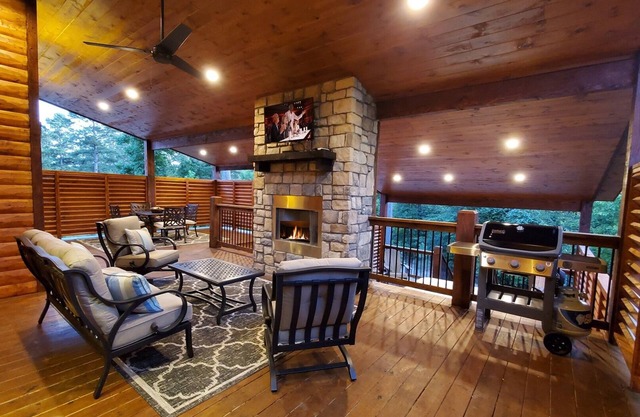 Experience luxury, excitement, and romance in this cabin with a hot tub. 💖🔥