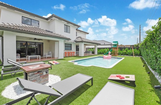 Experience Miami's Bongo's House Private Pool and Game Room Luxury Rental L54