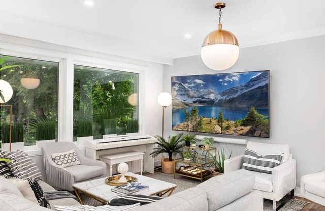 Experience Modern Elegance & Connectivity in Our Etobicoke Retreat