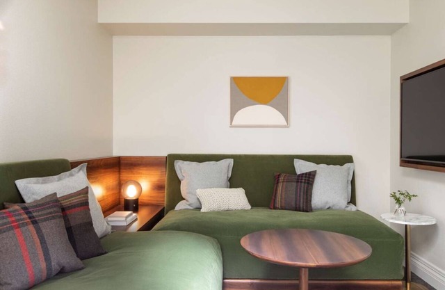 Experience Modern Seattle Luxury! Onsite Restaurant, Bike Rental Onsite