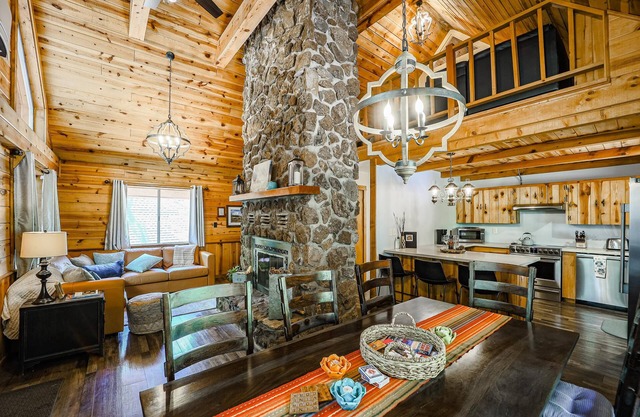 Experience nature in your cozy Munds Park 4-bedroom cabin by Coconino Forest