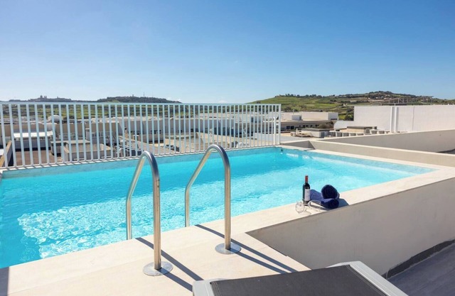 🌴 Experience true luxury at this tranquil penthouse retreat — a perfect escape for couples seeking romance 💕 or families looking to relax together in style 🐚☀️.
