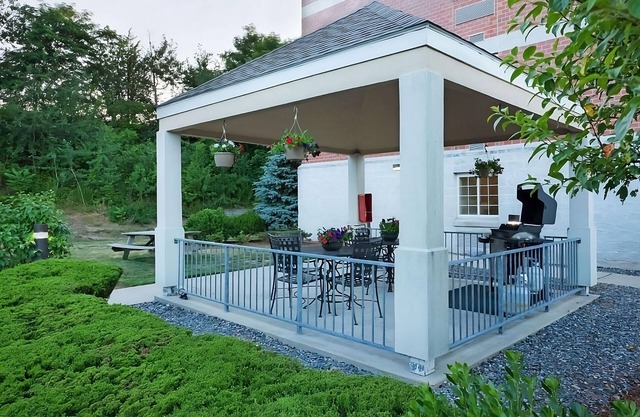 Explore North Shore from Boston! Kitchen, Pets Allowed, Near Burlington Mall!