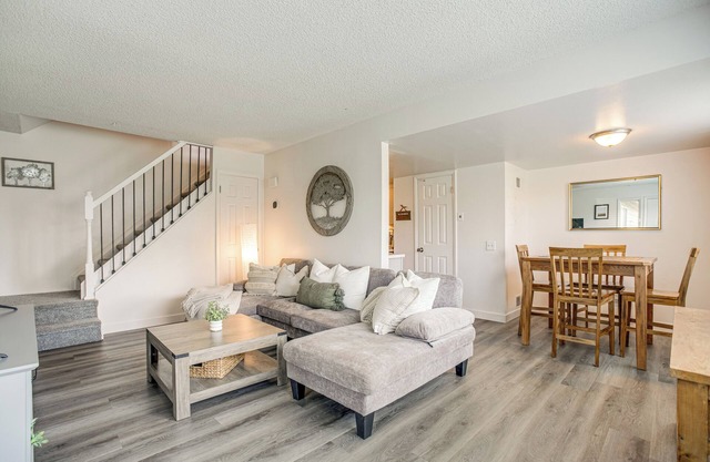 Explore Red Rocks & Green Mtn: Townhome w/Pool!