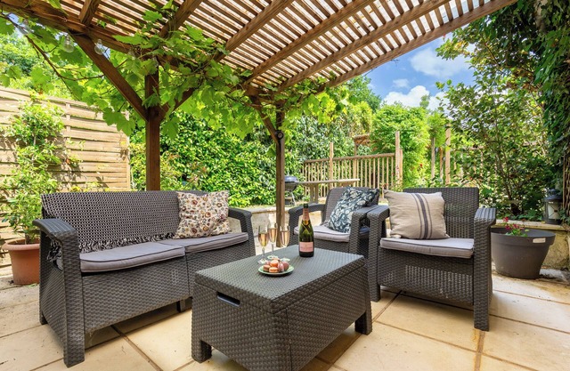 Explore the magic of the Dordogne! Les Chouettes sleeps 14 -7 bedrooms 4 1/2BR