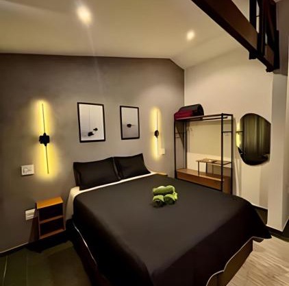 Explorer Bar - Classic Room