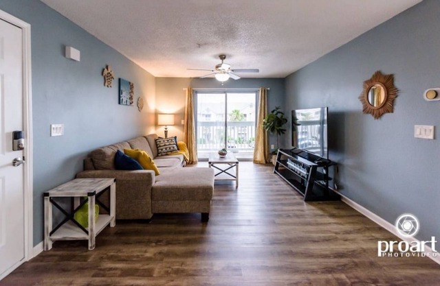 Exquisite 2 bed 2 bath condo with pool near beach