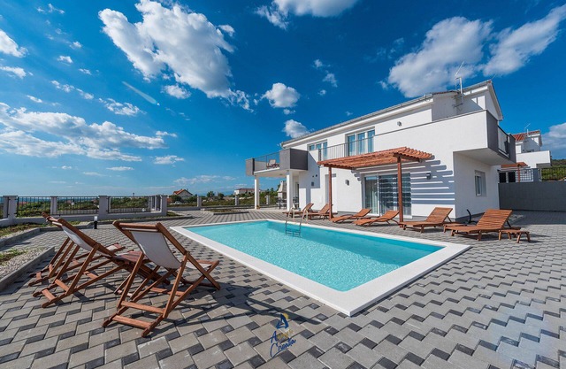 Exquisite 4 BD villa for 8 with heated pool near Zadar