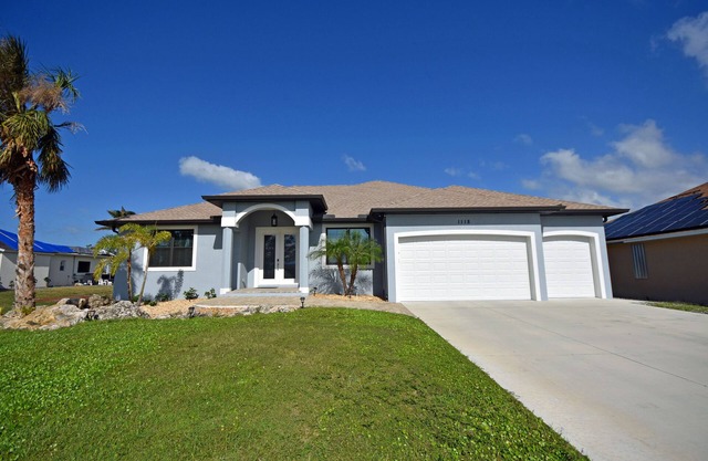 Exquisite 4 bedroom, 3 bathroom home, built in 2020, overlooking a canal in Rotonda West.