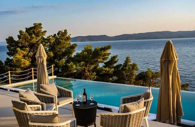 Exquisite 9-Bedroom Villa for 18, with infinity pool close to the sea