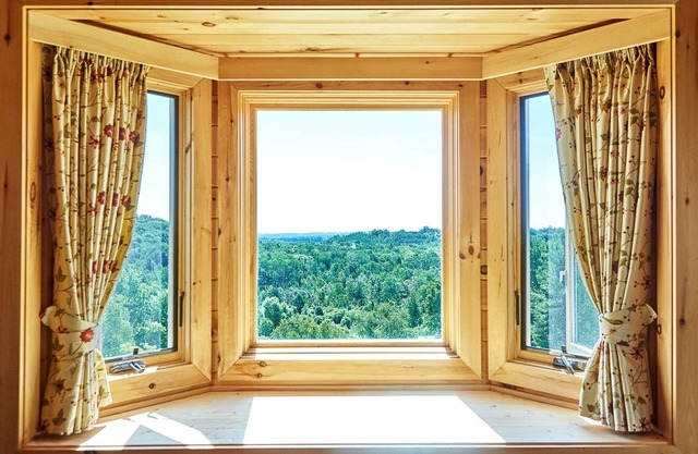 Exquisite Accommodations Farmhouse with over 100 acres