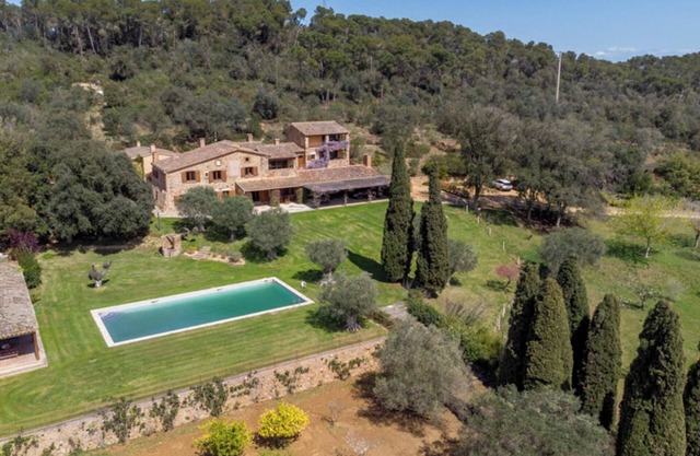 EXQUISITE COUNTRY HOUSE ON THE COSTA BRAVA WITH SWIMMING POOL, TENNIS, GYMNASIUM AND EXTENSIVE GROUNDS