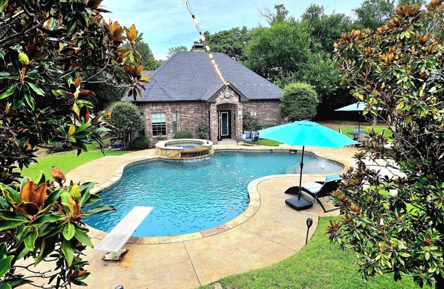 Exquisite Country GUEST HOUSE with Pool & Hot Tub.nNO PARTIES or events allowed.