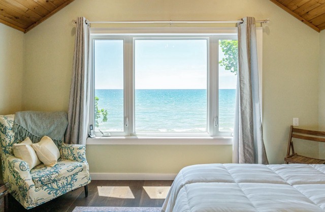 Exquisite Lake House – Recently renovated – Sleeps 6 with 2 bathrooms