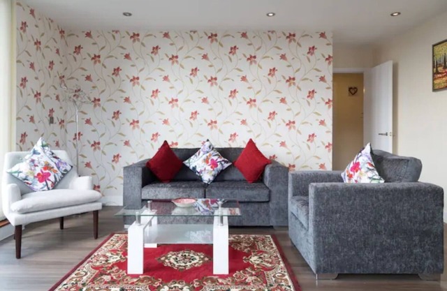 Exquisite Modern Station Penthouse with Balcony, Parking & Sleeps 6