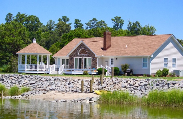 Exquisite Riverfront Living! Newly renovated; convenient to historic sites.