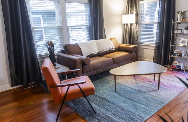 Extended Stay Colorful Cottage in Kansas City