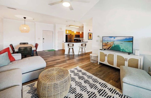 Extended Stay Condo with Pool/2mi to Folly Beach!