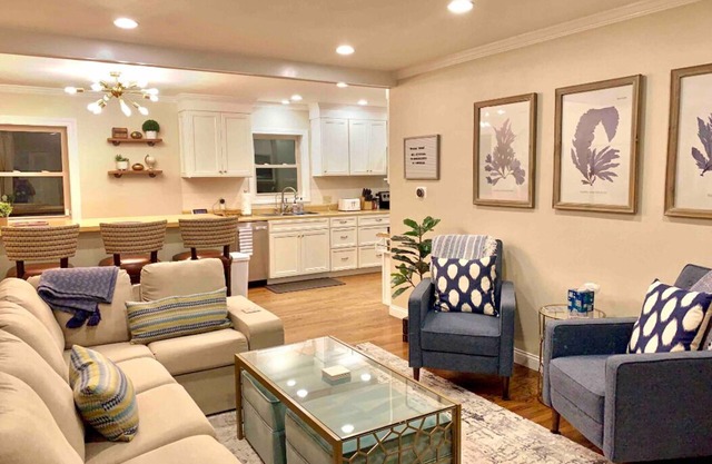 *EXTRA CLEAN*Renovated 2019 + Brand New Furniture! Open Plan & Short Walk to ND!