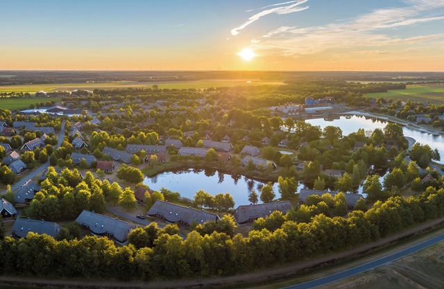 Extra luxury 6-person Wellness Waterfront farmhouse in the holiday park Hof van Saksen
