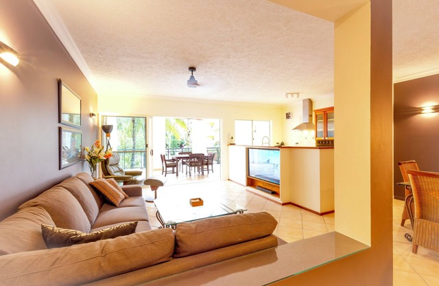 Extra-spacious 2-bed at The Lakes – 4 pools, free parking, fast Wi-Fi, balconies