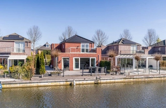 Extra spacious dyke house, built in 2017, with beautiful finish off and fenced terrace.