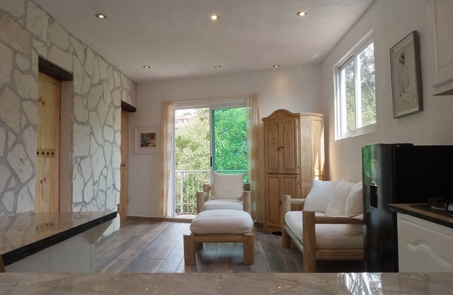 Extremely Clean, Well Iluminated Two Bedroom Apartment Rustic Mexican finishes