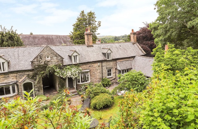 EYTON COTTAGE, family friendly, character holiday cottage in Corwen