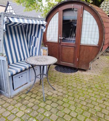 Für Alleinreisende-1 Person- Single Room- Rustikales freistehendes Mini Holzfass zum Schlafen, mit angrenzendem Badezimmer!