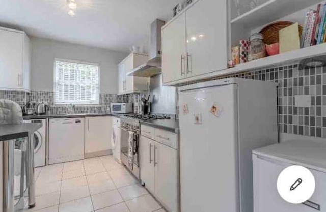 Fab family home next to Victoria Park and close to the City, Mile End