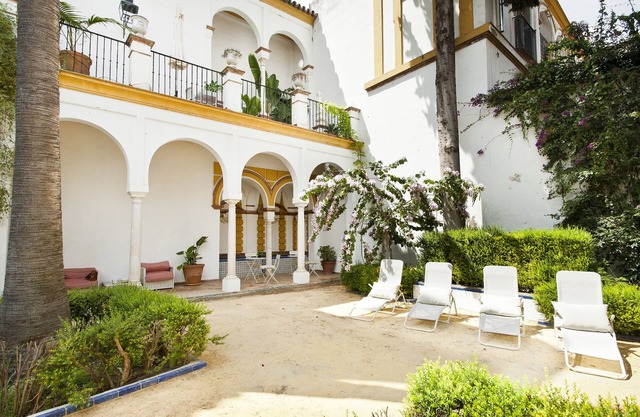 FAB HOUSE WITH GARDEN & POOL HISTORIC CENTER BEHIND CATHEDRAL
