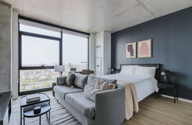 Fab West Loop Studio w/Pool, Spa, Gym, W/D & Lounge, by Blueground