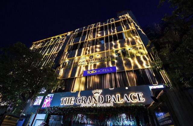 Fabhotel The Grand Paradise