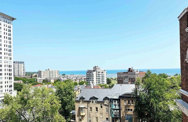 Fabulous 1-bedroom with elevator, fitness, onsite.WiFi. in vibrant Milwaukee