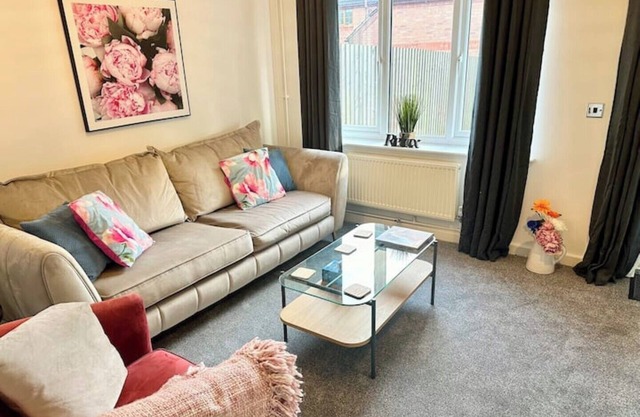 Fabulous 2 bed Town house free parking Wi-FI