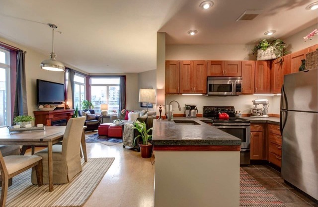Fabulous 2 Bedroom Suite in the City! King Beds/Secured Parking & Indoor Pool!