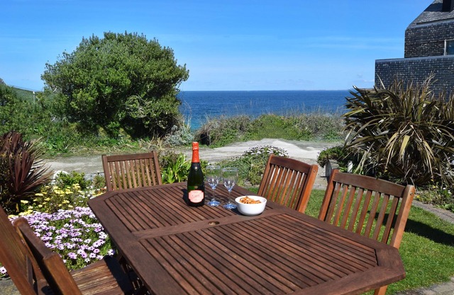 Fabulous 3 Bed Cottage With Parking And Garden Overlooking Porthgwidden Beach