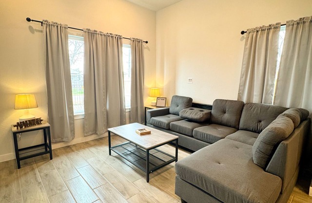 Fabulous 3 Bedroom Home Great option for a Family vacation Near SA Downtown