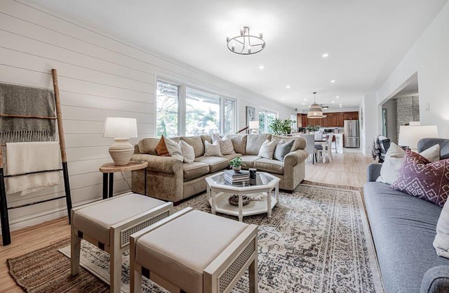 Fabulous 4 bedroom Waterfront Property-steps to your rink!