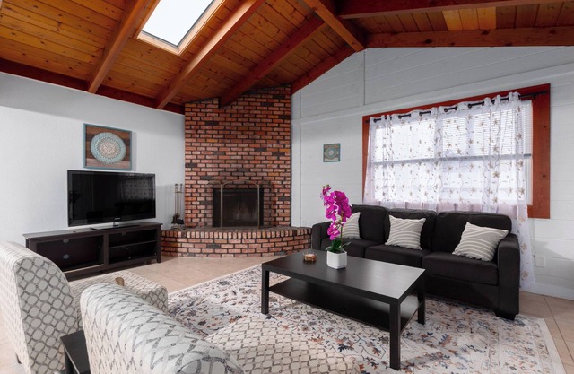 Fabulous 6BR Retreat with AC -Ideal for Families & Large Groups”
