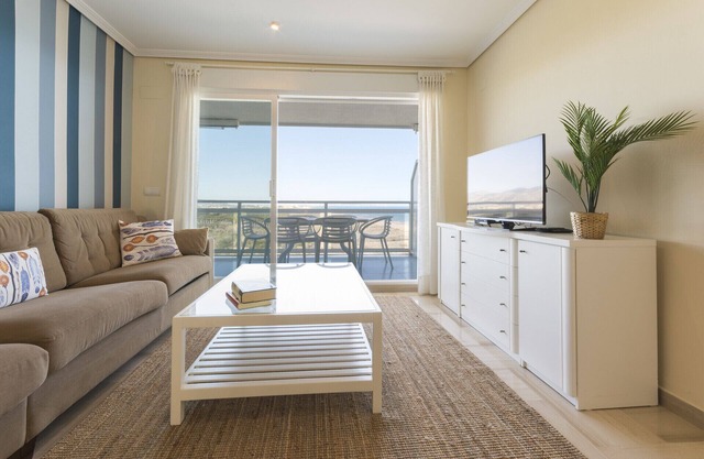 Fabulous beach condo for a great vacation. Amazing Sea Views!