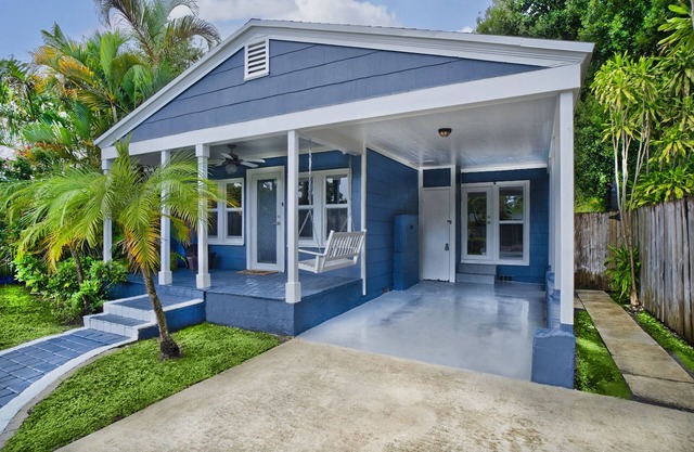 Fabulous Bungalow w/Outdoor Eden mins from Beach