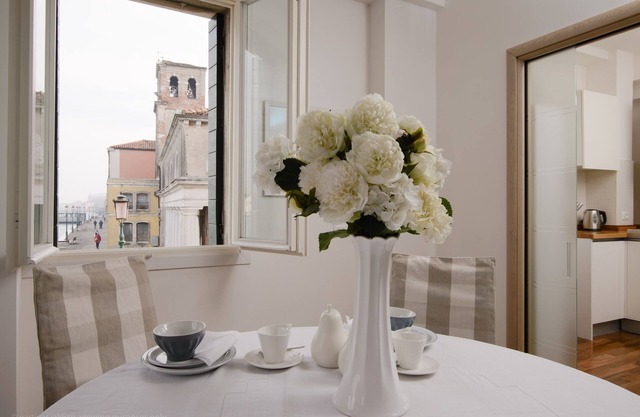 FABULOUS CANAL VIEWS, CONTEMPORARY DESIGNER APARTMENT IN VENICE 2 BEDS, 2 BATHS