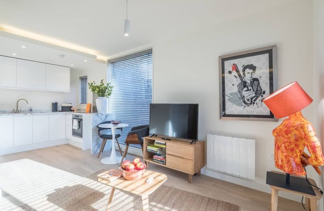 Fabulous Central Apt - With Balcony & Parking!