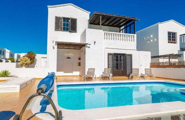 Fabulous Detached Luxury Villa! Beach 5 min, h/pool,Sky TV, BBQ,Private terrace