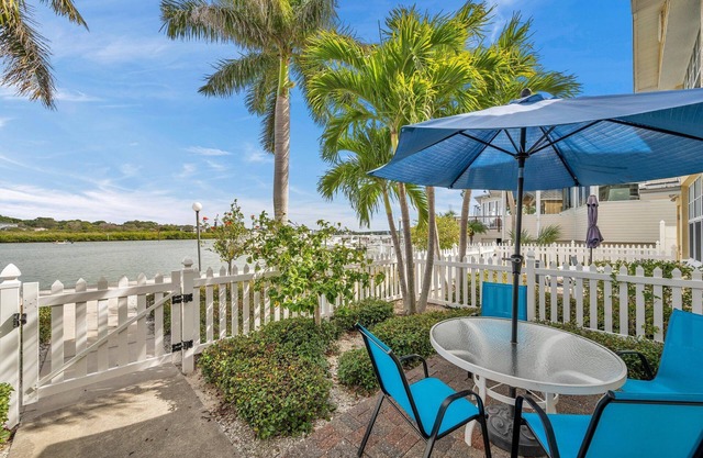 FABULOUS ! !DIRECT"WATERFRONT"1st FloornWalk to Beach! COZY King Bed