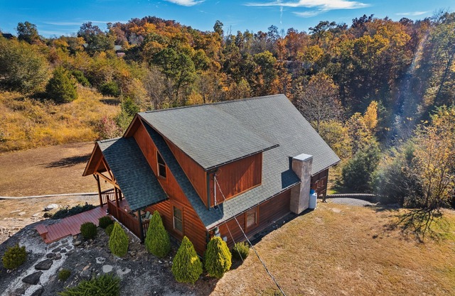 Fabulous Fall Cabin! Private Hot Tub! Big Yard, Peaceful Area, Mellow Roads
